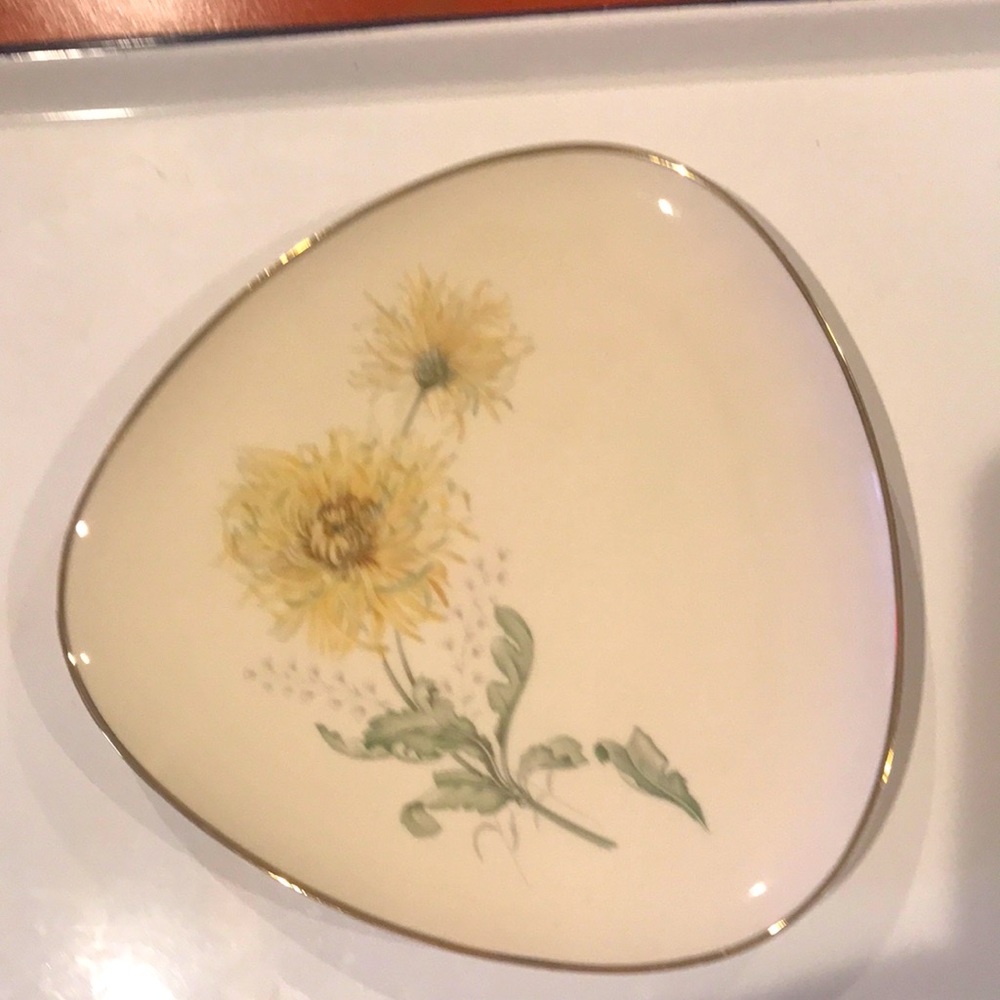 Plate Chrysanthemum by Hutschenreuther 8” Plate